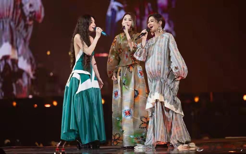 she合体爬山了这是个好的开始 下一步要考虑合体开唱或拍戏了 