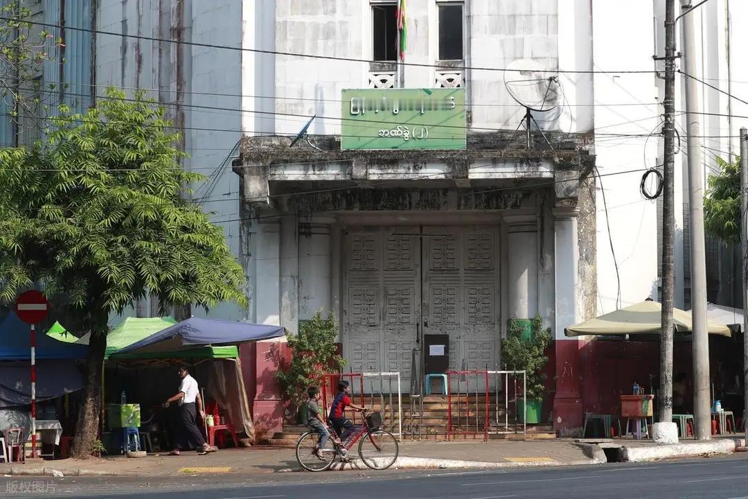 缅甸内战中发生的事千奇百怪，让人匪夷所思。连卫生巾都实施禁令，理由是这些东西用来