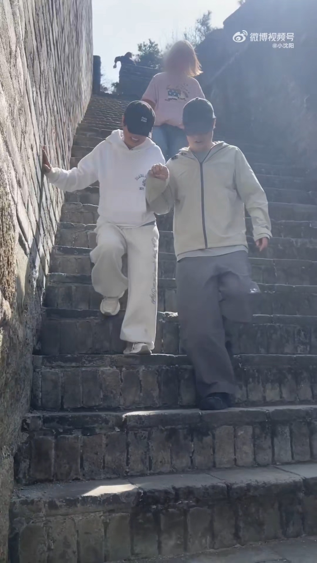 小沈阳沈春阳手牵手爬长城小沈阳同款沈春阳挂件哪里能领到  相伴多年感情还这么好，