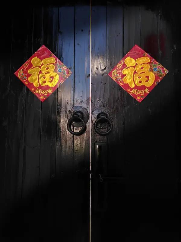 夫妻过年后回家发现家门大开 过年后夫妻回家发现家门大开，想想都让人后背发凉。就像