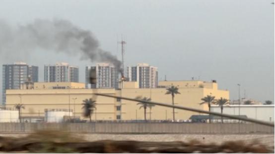 太离谱了美国驻伊拉克大使馆刚遭袭起火，武装就突然叫停攻击，仅休战5天提的要求一个