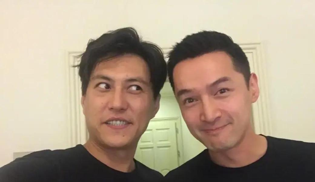 靳东上海出差路过胡歌开的餐厅，便带着朋友捧场光临，一桌消费近5000元，事后服务