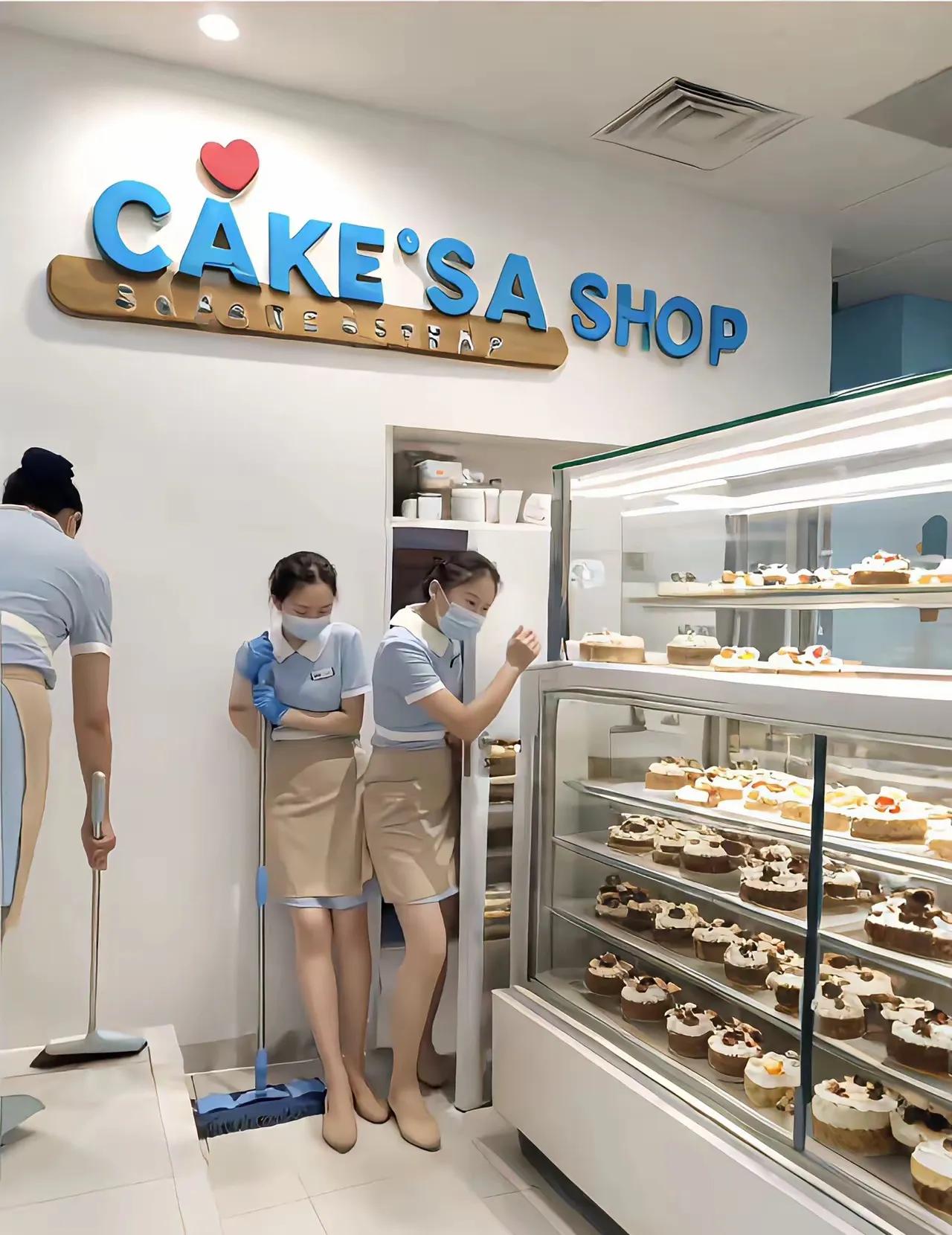大城市的蛋糕店里的服务员都是这样子的吗？这招工也太卷了，怪不得都往大城市跑，怪不