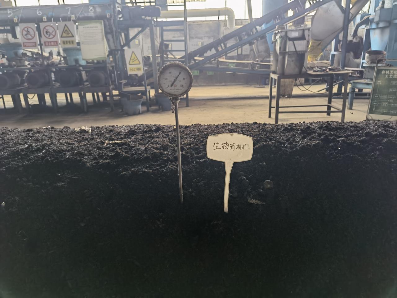 刚从一个有机肥厂回来，老板的一番话让我感触很深。

他说现在这个行业太难了，原料