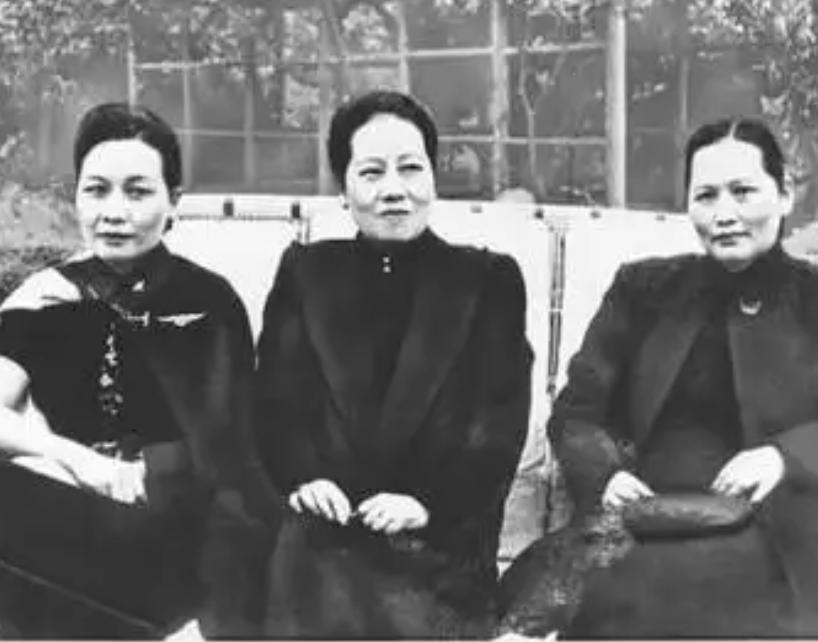 民国时期，一张合影将三位女性的命运浓缩在同一个镜头里——宋家三姐妹。有人评价她们