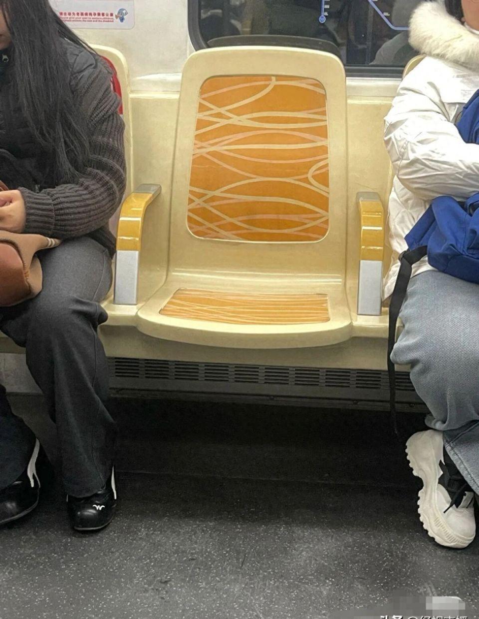 成都地铁带扶手座椅获赞，不少人称遏制了一人占多座的不文明现象，你觉得带扶手好吗？