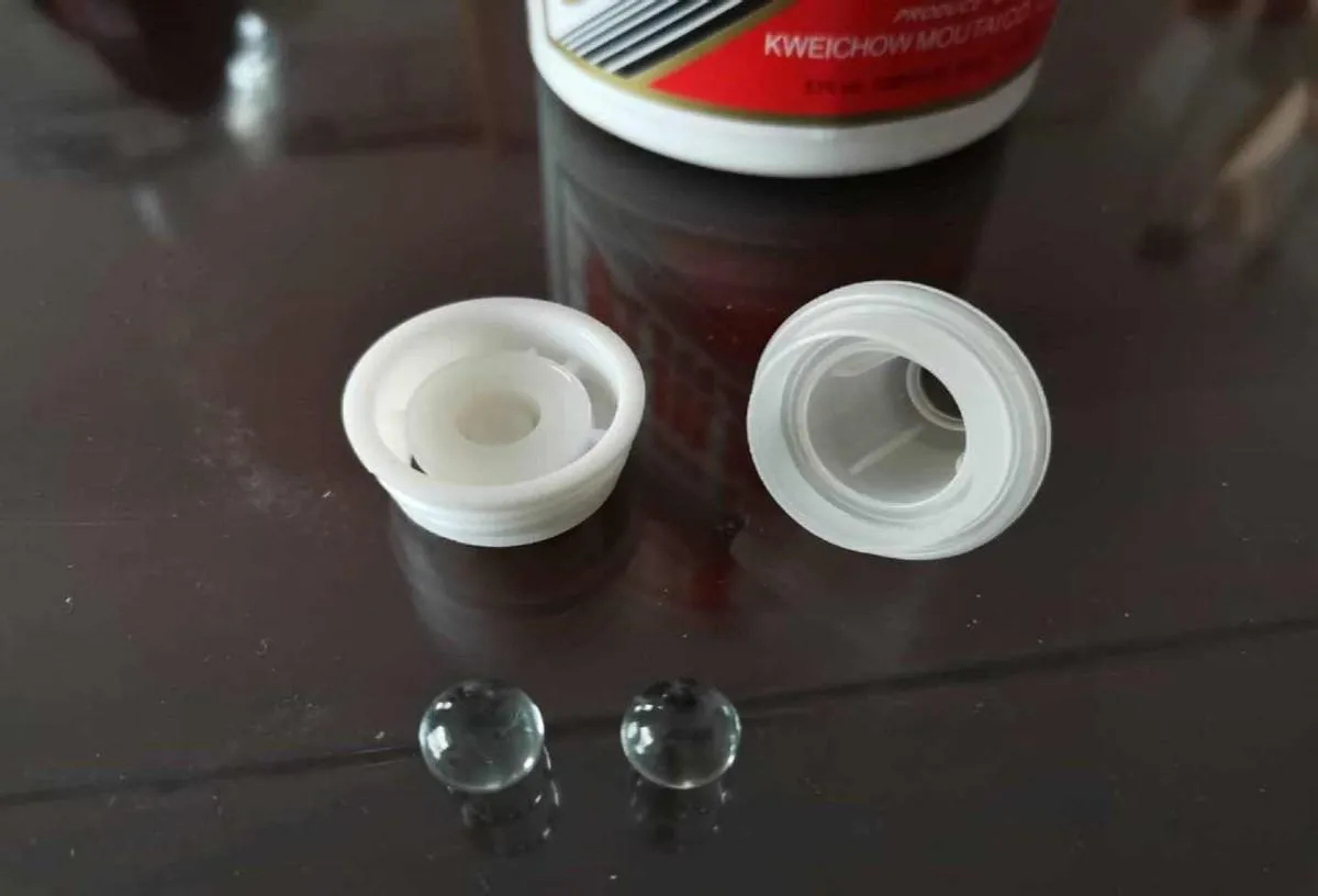 李立群吐槽茅台瓶口珠子碍事李立群拍视频吐槽茅台瓶口两颗玻璃珠倒酒不顺手，称专利防