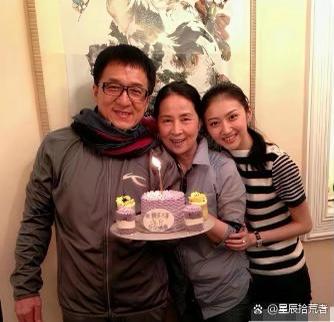 72岁的林凤娇，明明管着成龙那么大一笔家产，可最近露面看着特别朴实，好多人都说她