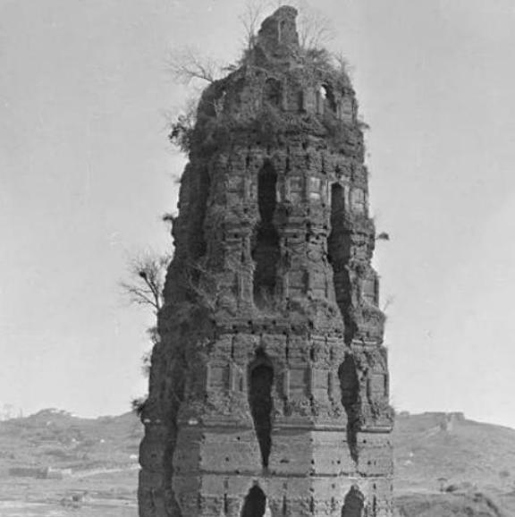 1924年，雷峰塔突然倒塌。人们害怕白蛇出塔，纷纷呼喊：“快跑啊，雷峰塔倒了，白