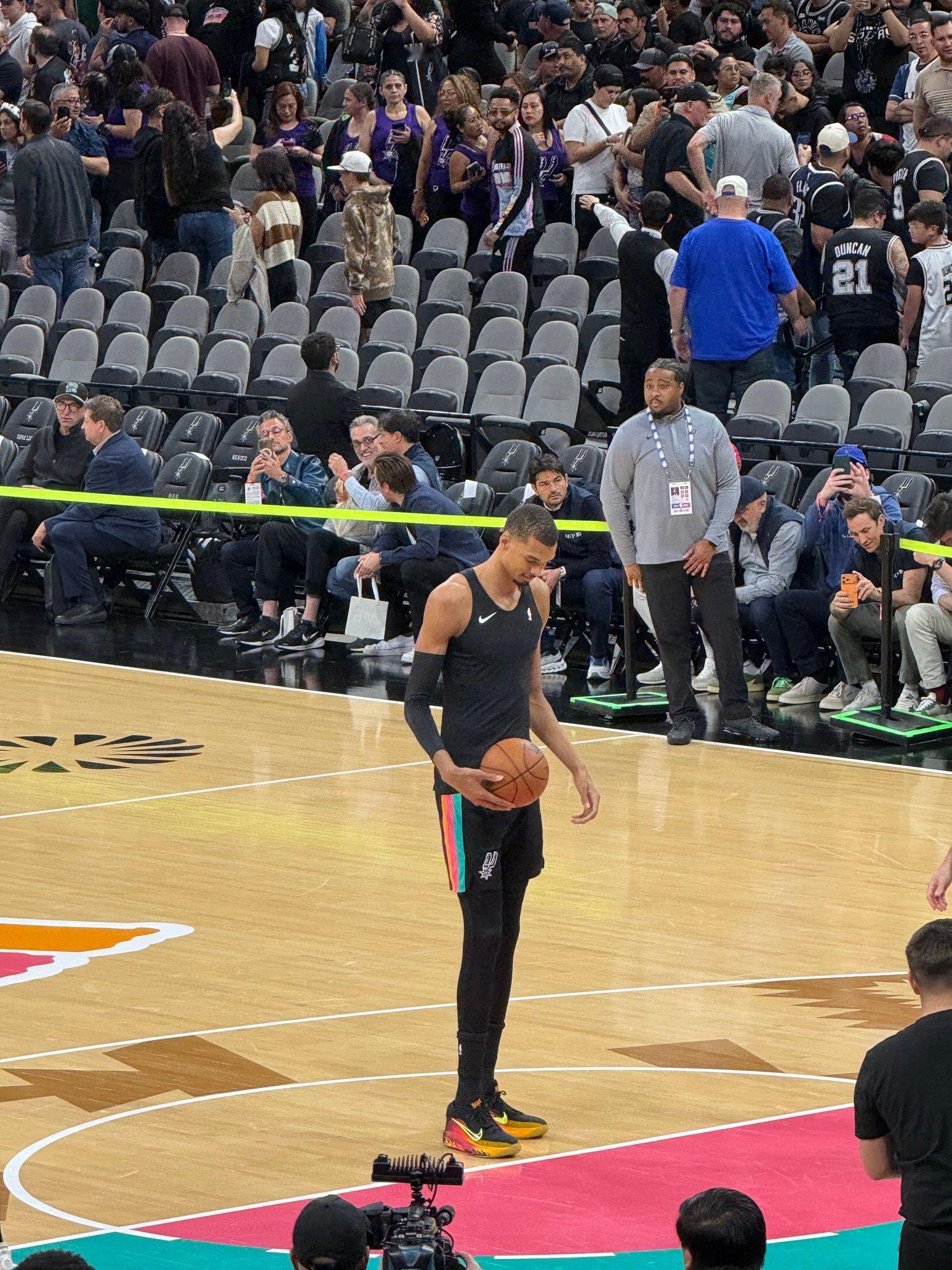 文班亚马今晚可以出战 ❗️超话创作官 ｜独行侠vs马刺 ｜圣安东尼奥马刺