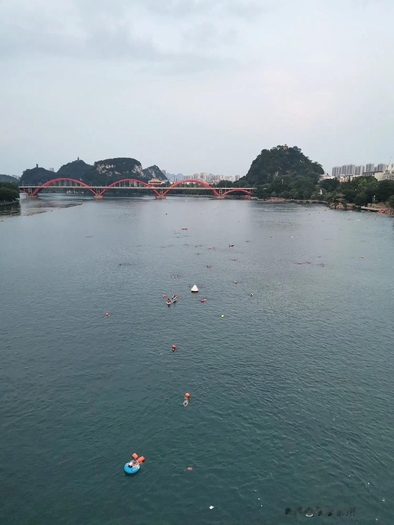 柳州这几天热得像个大火炉，江里的游泳爱好者瞬间多了起来。像金沙角附近，柳江水面上