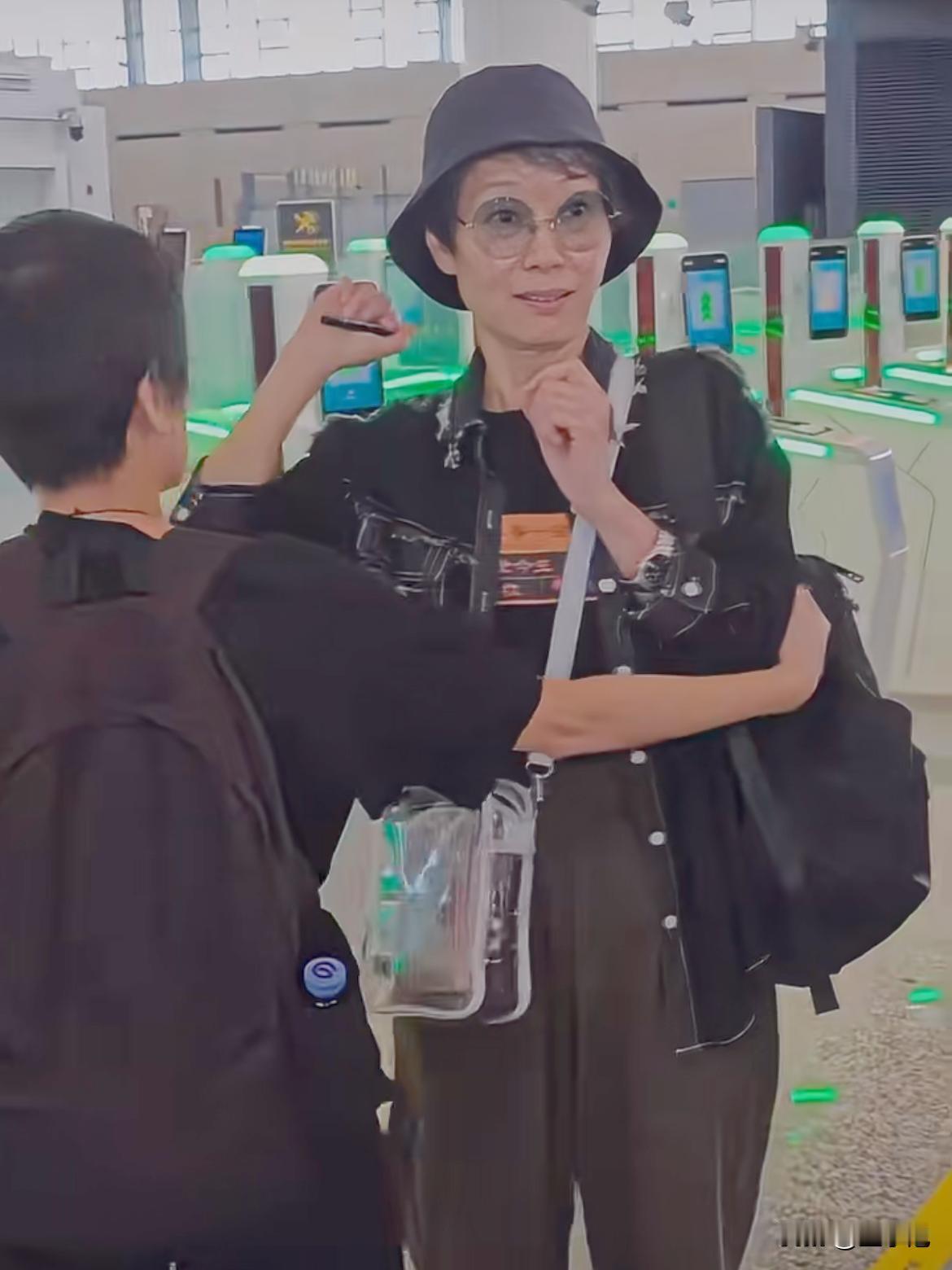 “拍个照不行啊？有什么了不起的呀？”叶童被突然冒出的路人破口大骂给吓懵！
叶童参