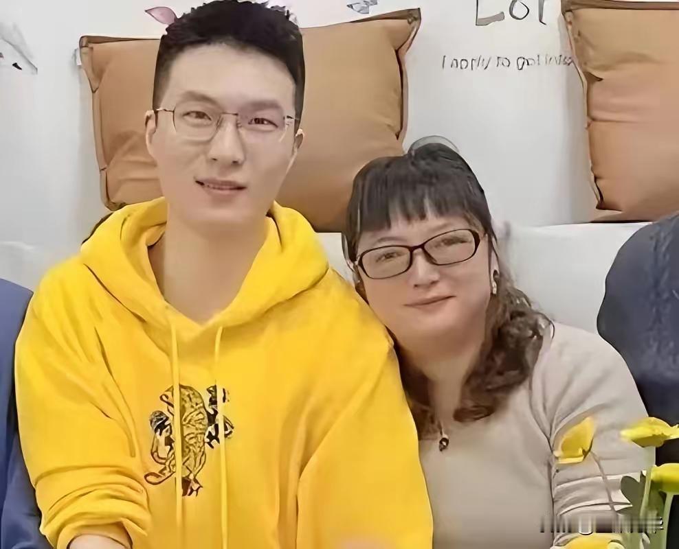 江苏一女子，儿子因公牺牲，她伤心欲绝，每天以泪洗面，2022年一天，她在商场，突