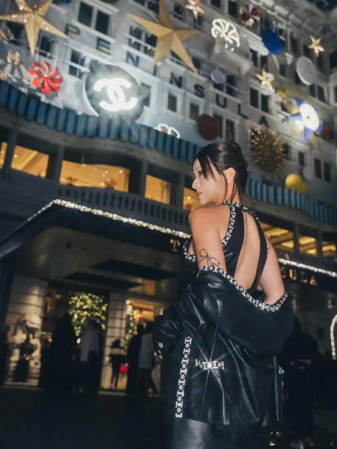 陈奕迅妻子徐濠萦携女儿出席活动，气场强大。她身着露背装，大方展现姣好身材，亮眼吸