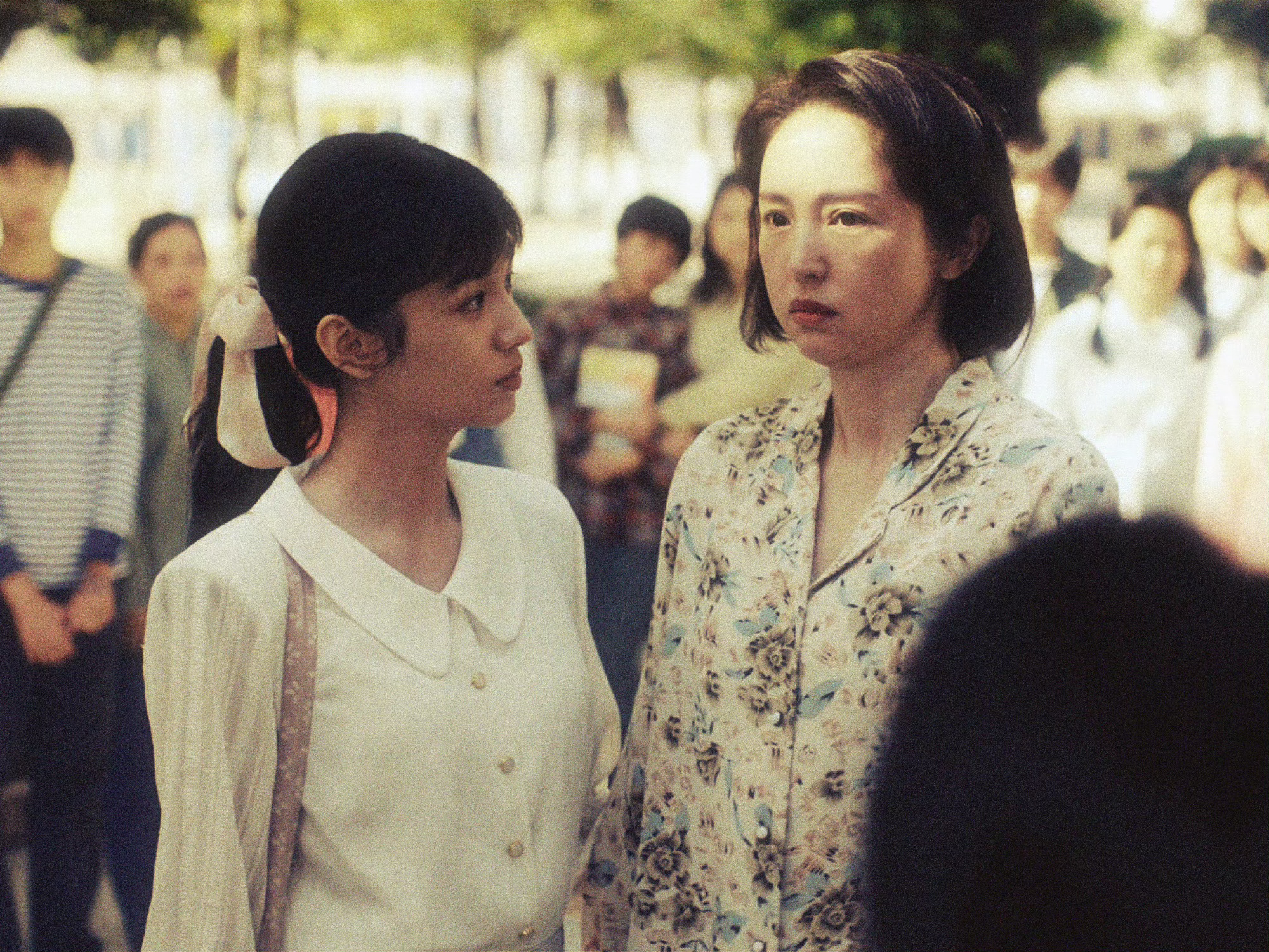 俩女人的母女情缠绵悱恻 