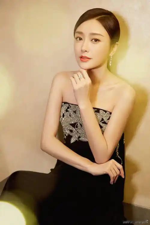 岚姐这状态绝了，温柔大方美到发光，看到心情都变好啦！ ​​​