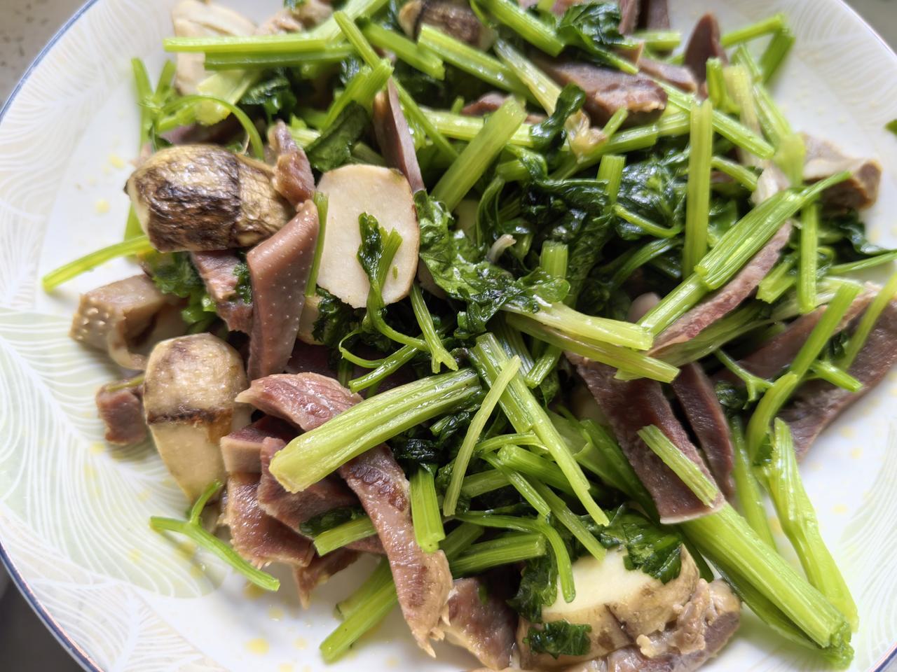 丈母娘快来说说，如果亲家母是家庭主妇，你接受吗？

我一个远房表姐是职场能人，有