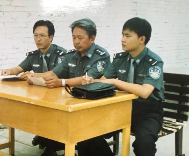 1988年9月14日大清早，珠海市公安局值班室的电话突然响了，电话那头：“人抓到