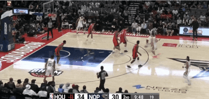 火箭防守悍将亚当斯真是太不给胖虎面子了！NBA季前赛，在火箭对阵鹈鹕的第二节比赛