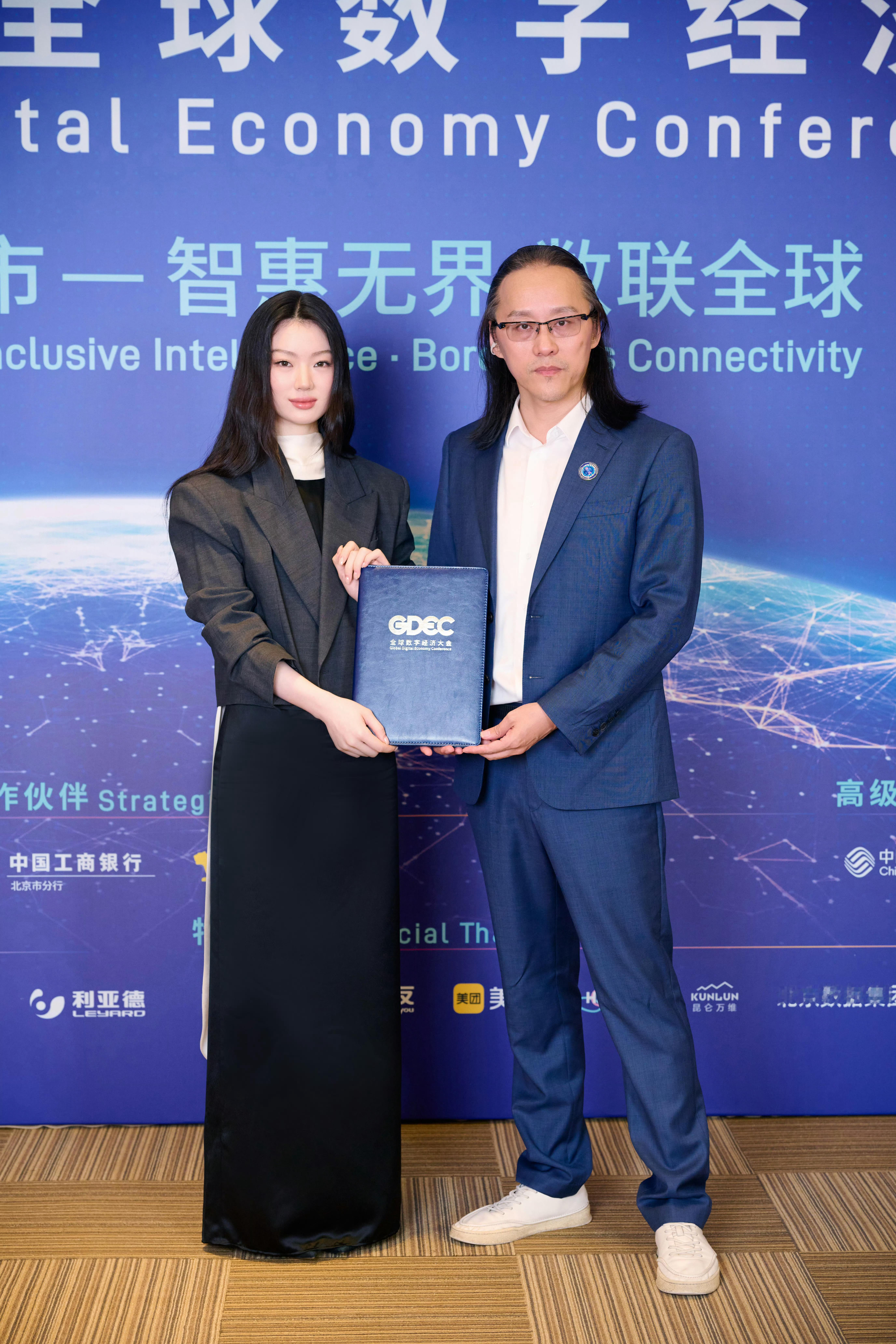单依纯syc智搜纠错 最近几天单依纯获颁“全球城市数字友好大使”并刚结束巴黎高定