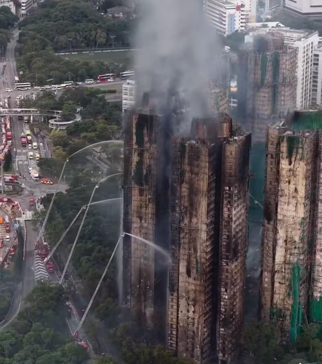 94人遇难，
香港这场大火想想当时里面的人多绝望，
人类为什么要居住高层？
看到