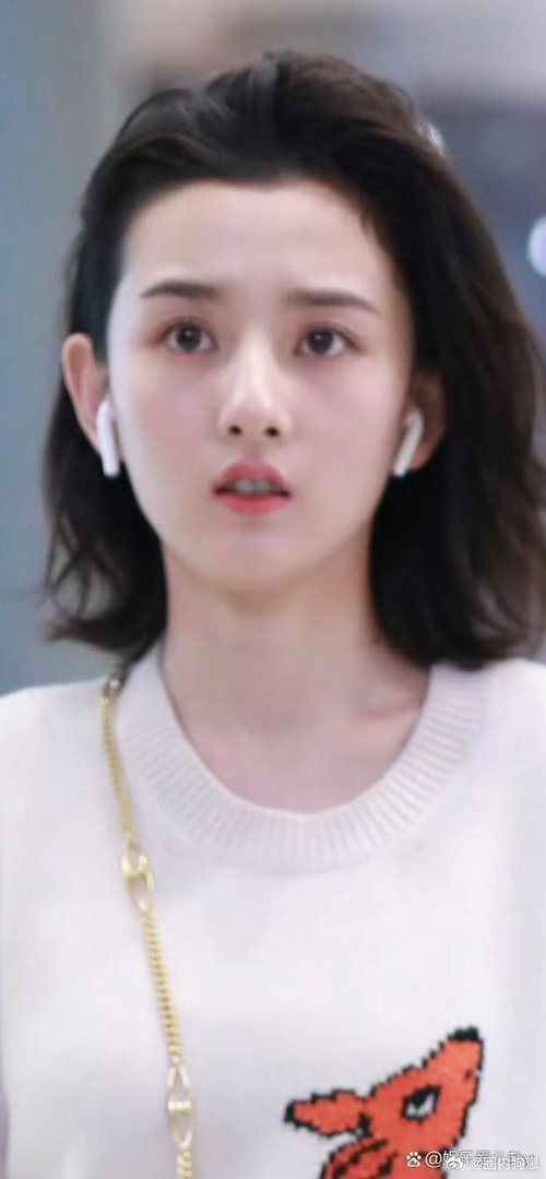 宋祖儿上半张脸精致得像洋娃娃，眉眼超灵动，就是下半张脸稍微有点拘谨，整体还是超好
