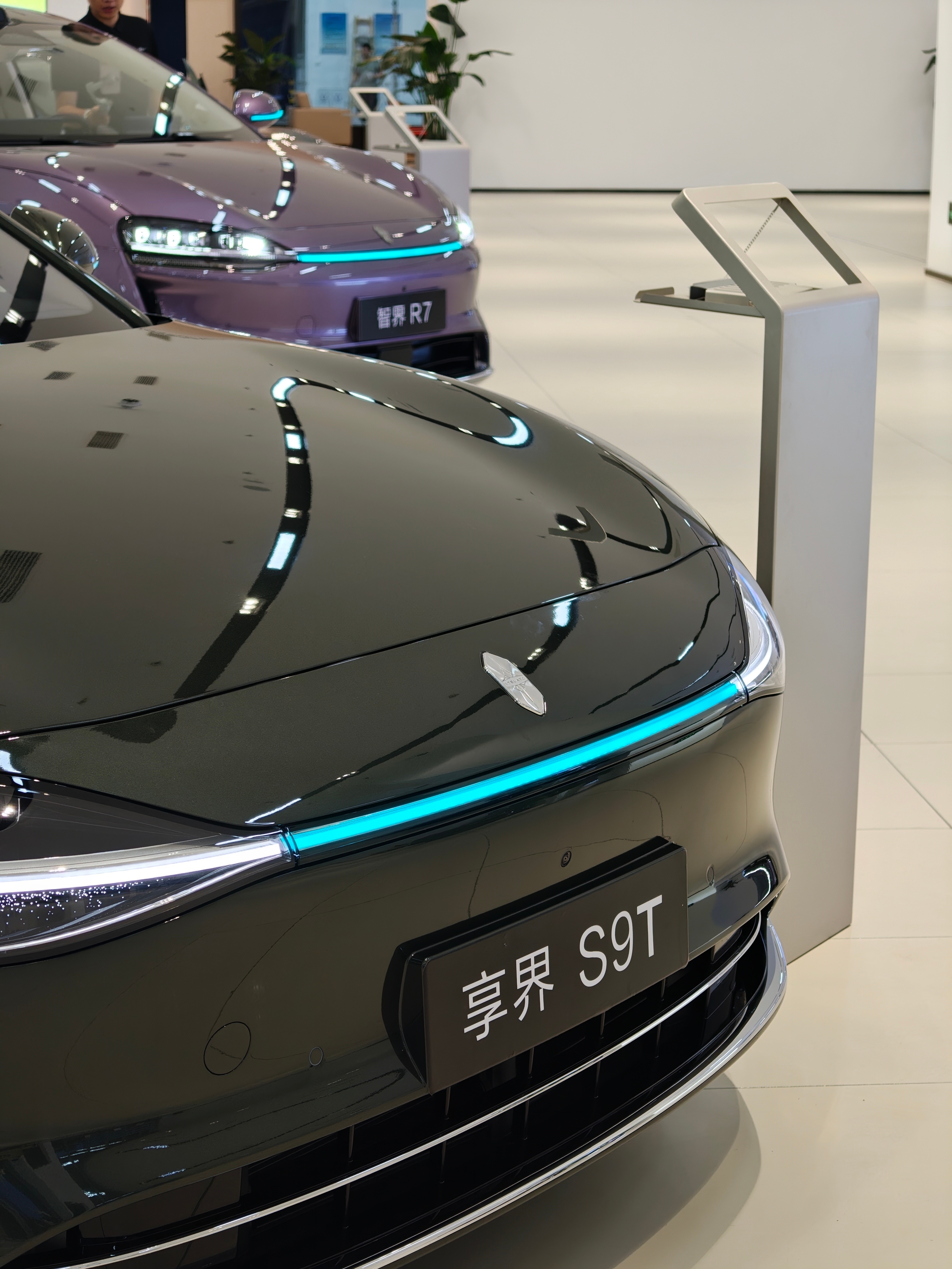享界S9T展车现已进店 在假期谁不想开着享界S9T带着朋友或者家人出去享受自然呢
