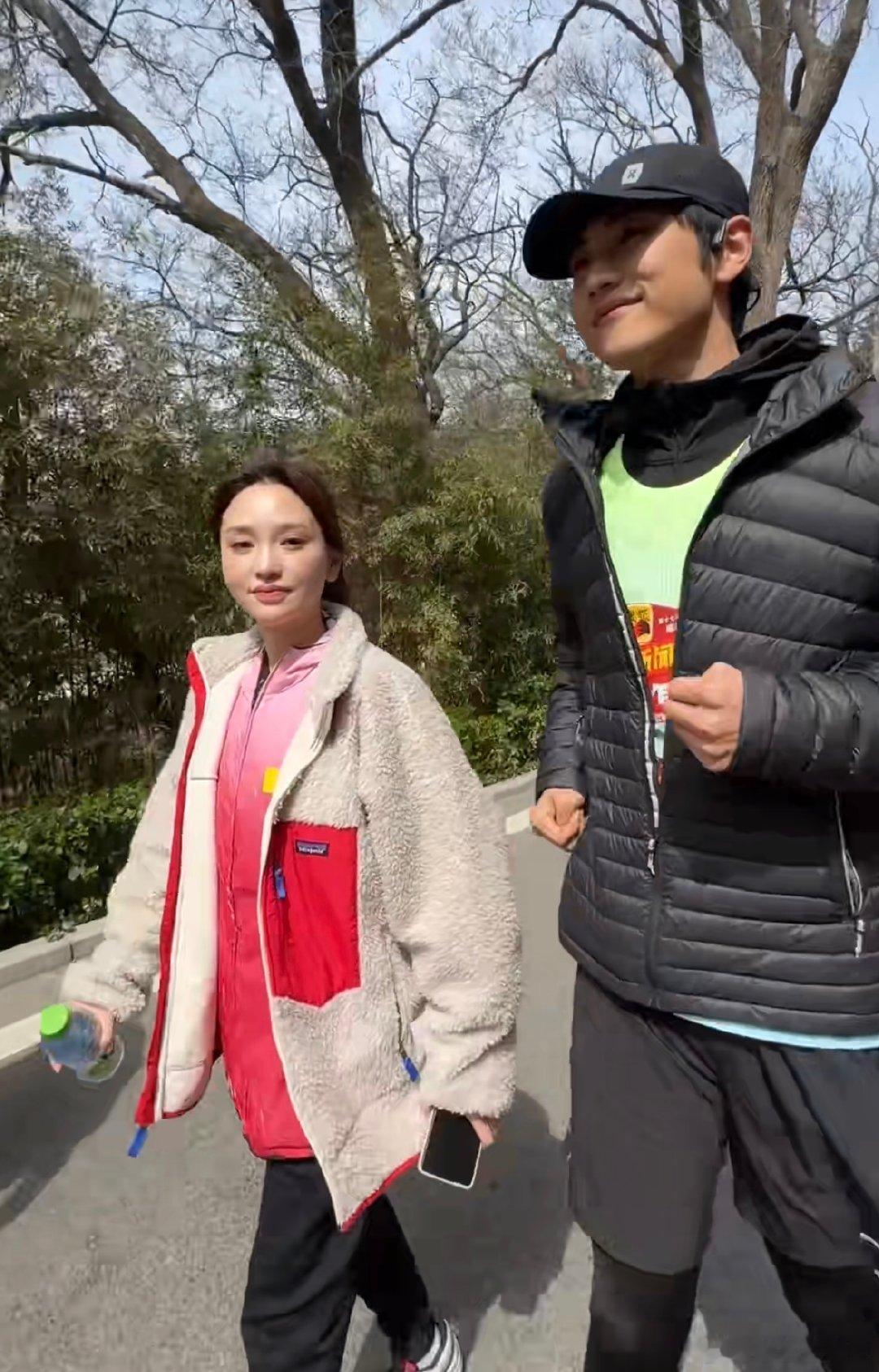 金莎说自己的歌很催眠金莎跑步喜欢听IU的歌金莎自嘲歌曲催眠，尽显可爱。她的歌曲以