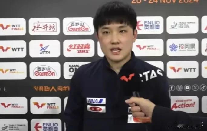 张本智和的运动精神还是值得敬佩的，决赛虽然被王楚欣打的毫无还手之力，但是赛后采访