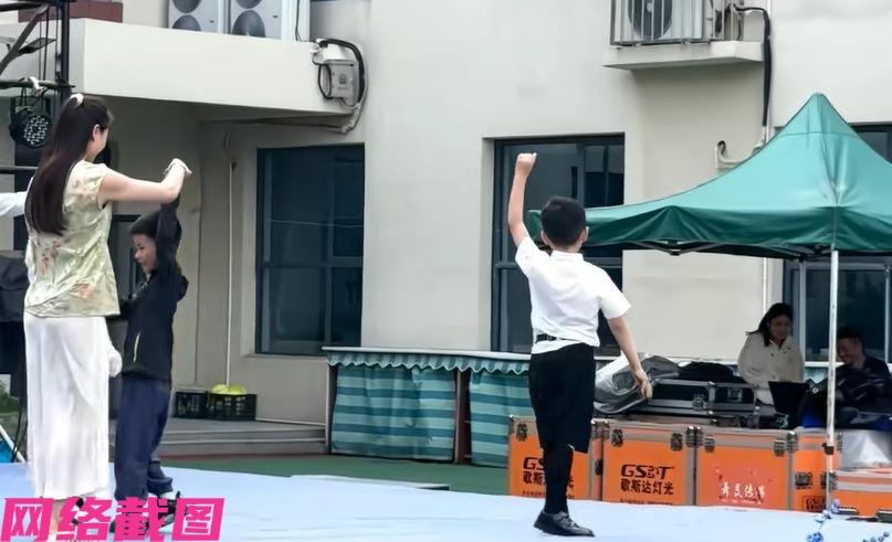 江苏连云港某幼儿园内正举办亲子舞蹈表演，当有小男孩上场时，却发现答应自己过来一起
