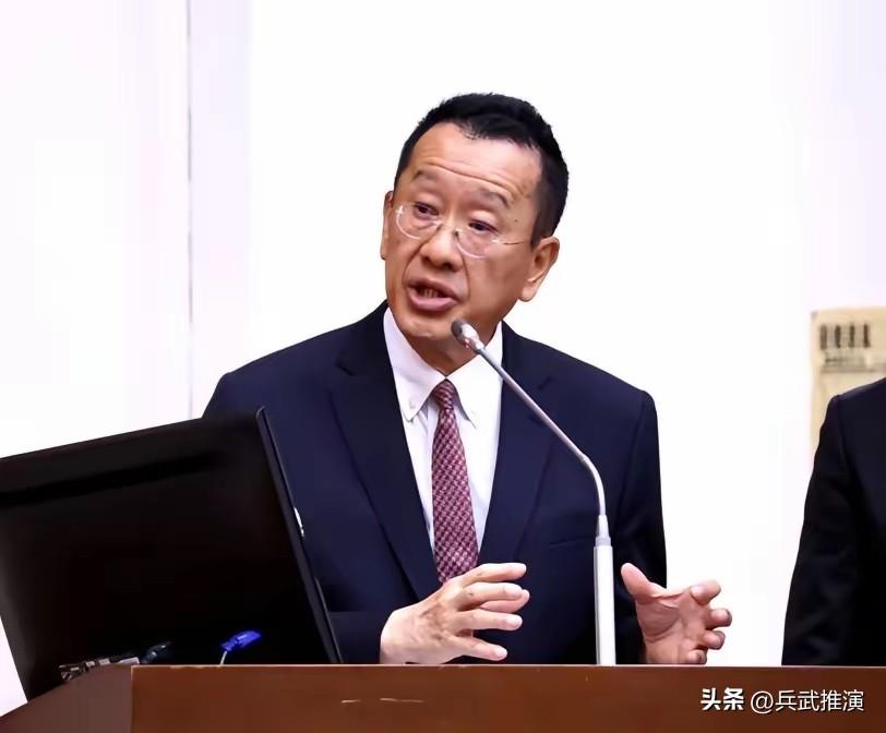 台"防长"顾立雄发表声明，

5月25日，这家伙去立法院开会，被问到一个很尴尬的