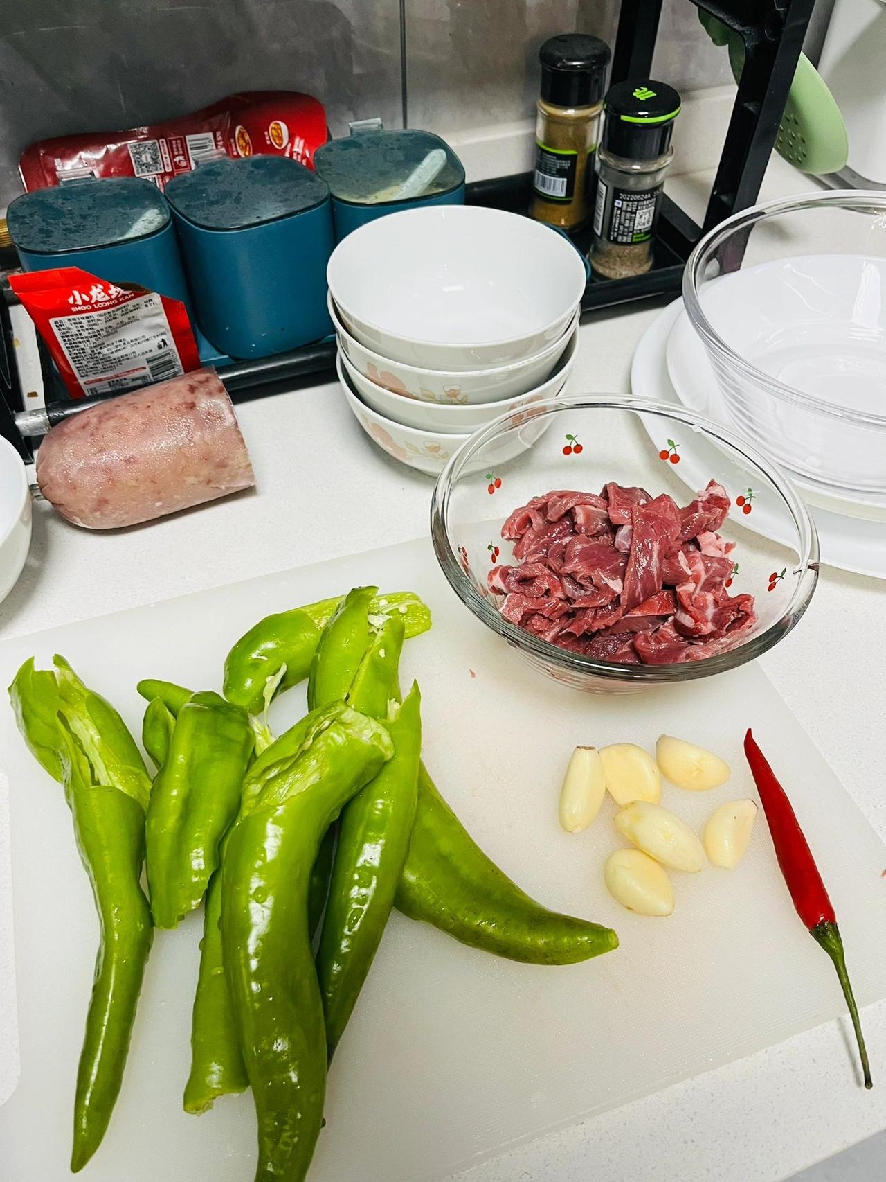 青椒炒牛肉,简单又下饭,绝了
配料：青椒\牛肉 盐 生抽 蚝油 胡椒粉 料酒 生