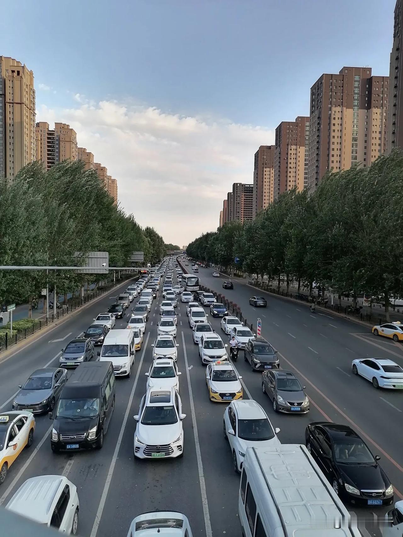 下班路上#随手拍张照##随手拍街上美景# #随手拍照片分享#