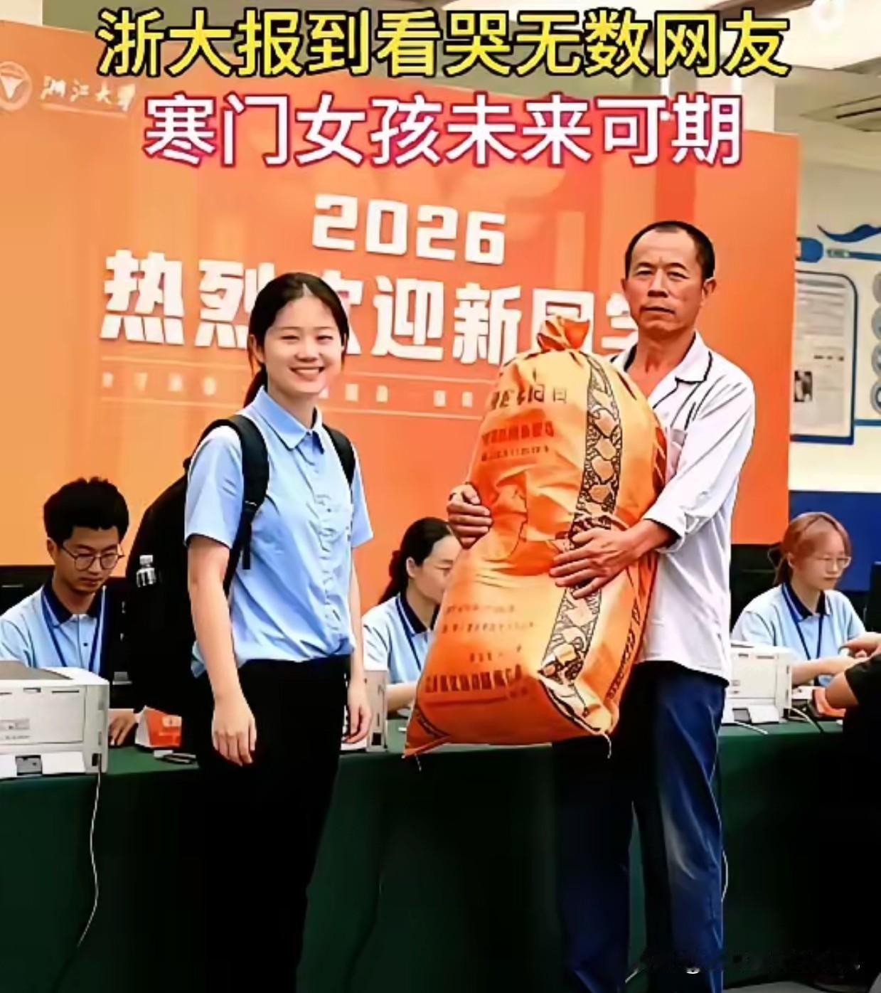 这件事据说看哭了很多人。其实，最感动人的，是这张照片：女儿没有一点自卑感，面对镜