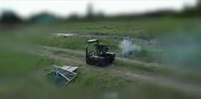 很疯狂！最近乌克兰前线传出这么个事儿。一台名叫 DevDroid TW12.7 