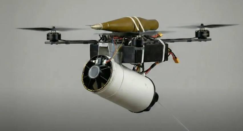 下图是乌军手里射程超过30公里的光纤无人机。它尤其被用来对付敌方的炮火——D-3