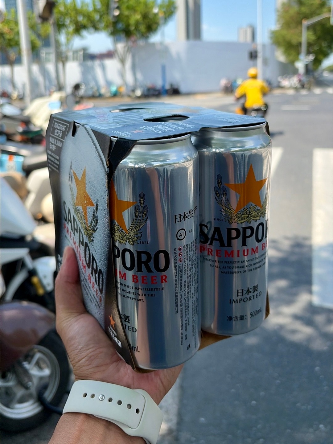 莘庄办公室冰箱里的啤酒，只有我一个人喝。补一点库存，防暑降温啤酒 上海·西子国际
