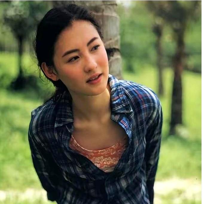 谁能想到，当年全网连夜深扒都没找出来的“张柏芝三胎生父”，其实根本不重要？
这姐
