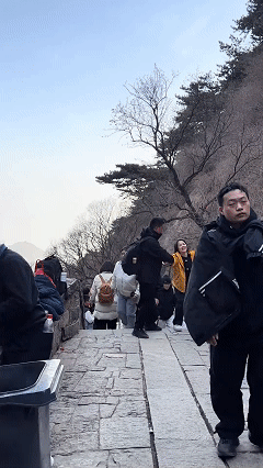 "真汉子！"春日黄山，游人如织，大家都喘着粗气爬山，没想到一大哥竟然把妻子稳稳扛