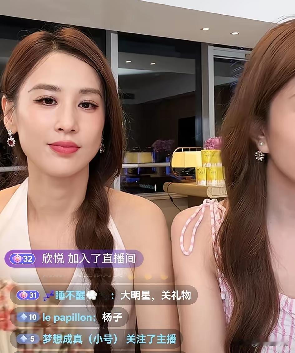 5月25号黄圣依直播，杨子突然闯进来，连刷三个大城堡霸榜一，弹幕都炸了，她愣是没