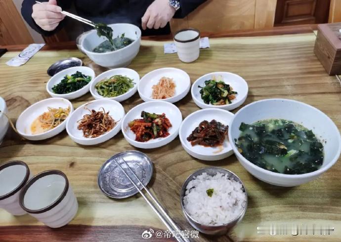 《老朱聊天下》003之“韩国的年夜饭”：网友上传了一张韩国年夜饭的图片，问“过年