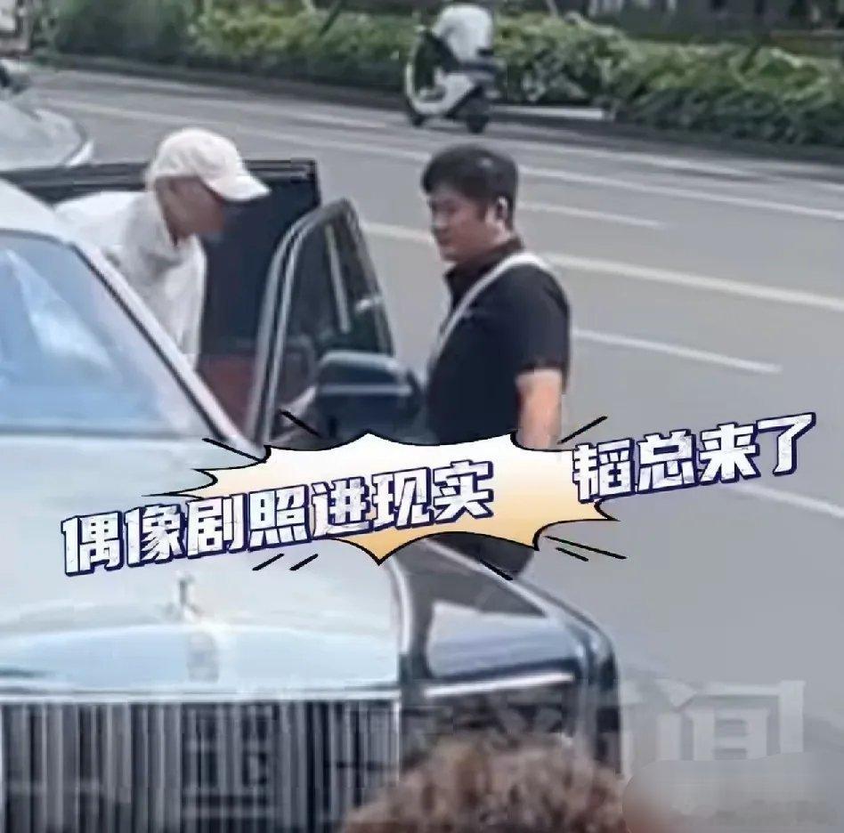 黄子韬引发网友热议原因是他现身成都却被一堆人陪着，去上了一次厕所…… 