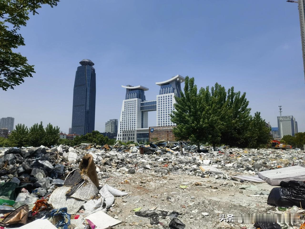 武汉雄楚大道紧临武汉理工大学的图书城被夷为平地了，成了一片废墟。

明明五一之前