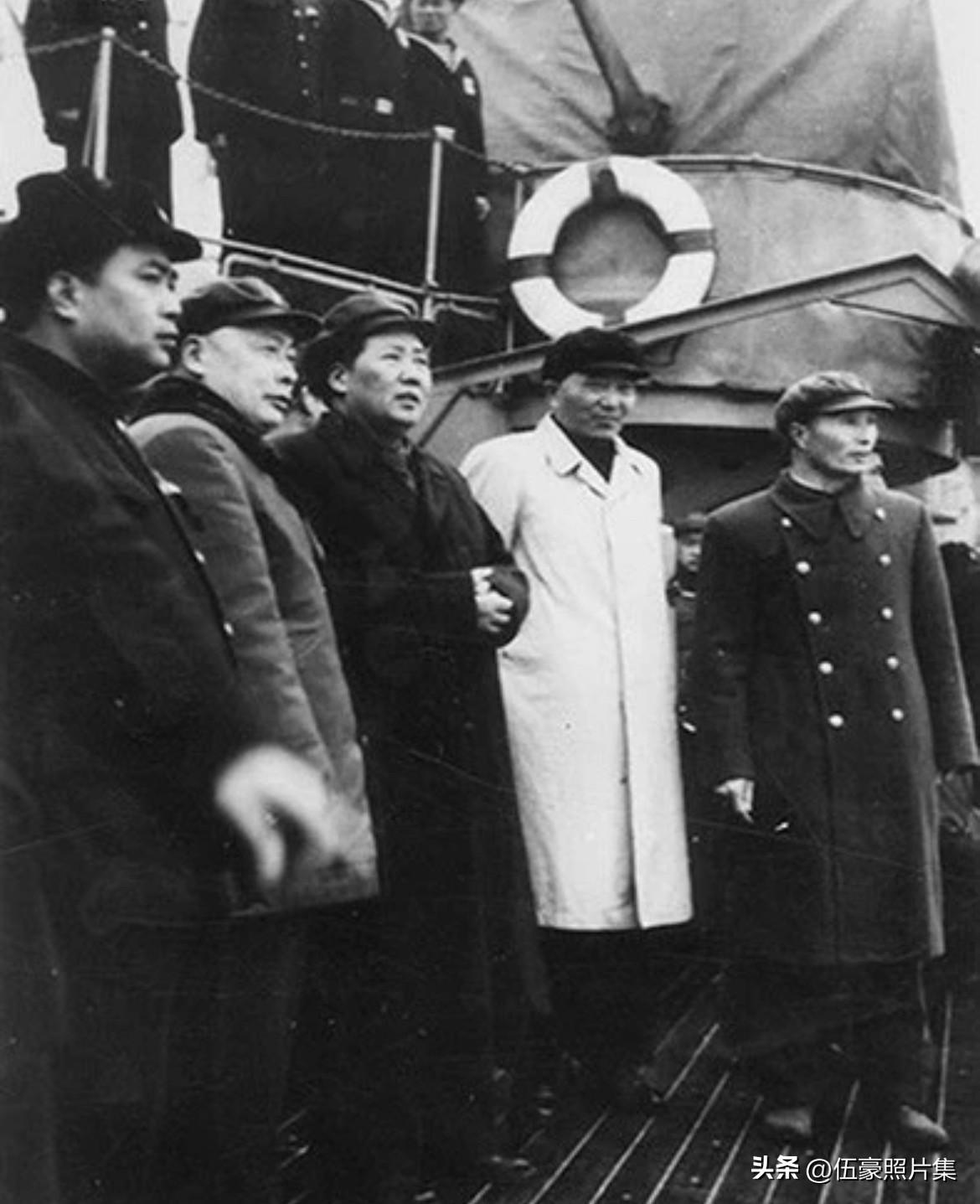 1953年2月24日，毛泽东主席在南京下关码头视察华东军区海军，并登上“南昌”舰