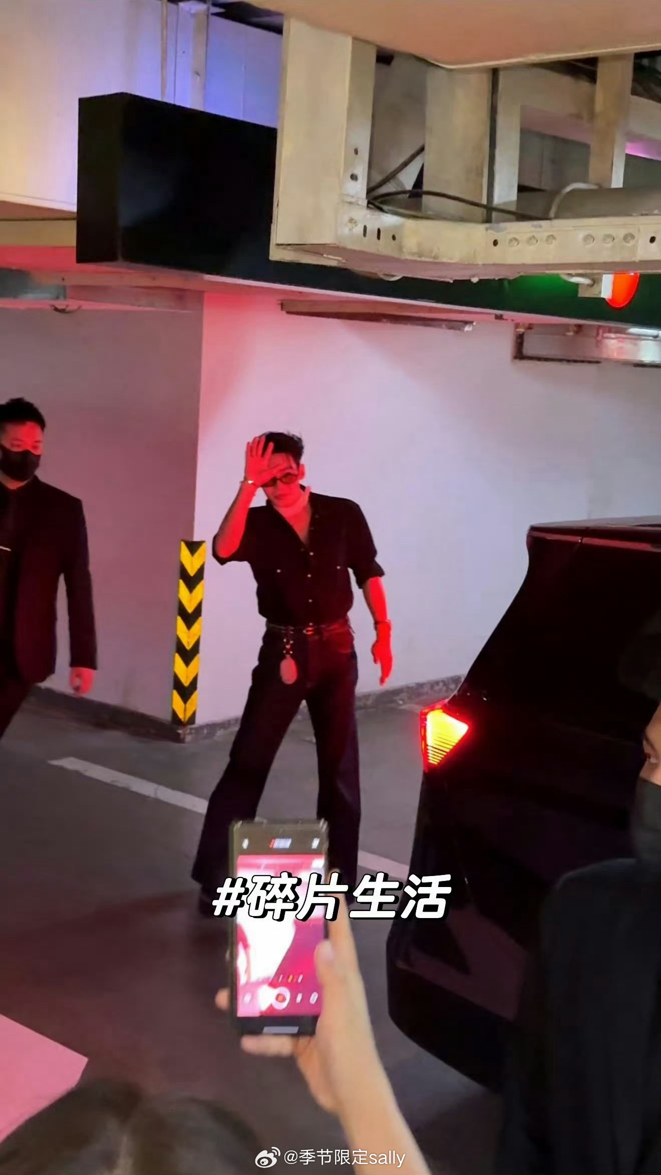 于适今日三里屯活动上班路透还特地绕车过来跟粉丝们打招呼了！