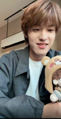 张泽禹突袭直播  谁懂啊，点开张泽禹的突袭直播就不想退出去，轻松又搞笑，像朋友在