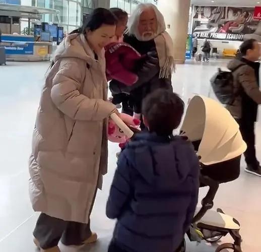 张纪中家，两个儿子因玩具车起争执。小儿子抱着车不让，大儿子伸手去抢，两人推搡起来