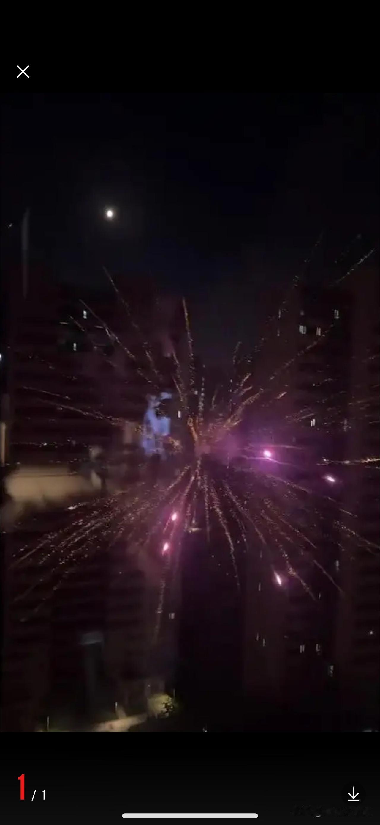 孩子考上好学校，收到录取通知书，
“噼里啪啦”在家里放烟花庆祝，
还没放完呢，就