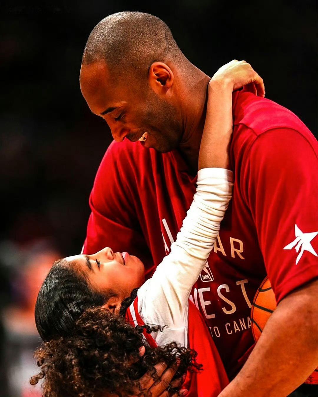 娜娜更新ins纪念爸爸和妹妹致敬永远的黑曼巴科比六年了大家仍在想念科比