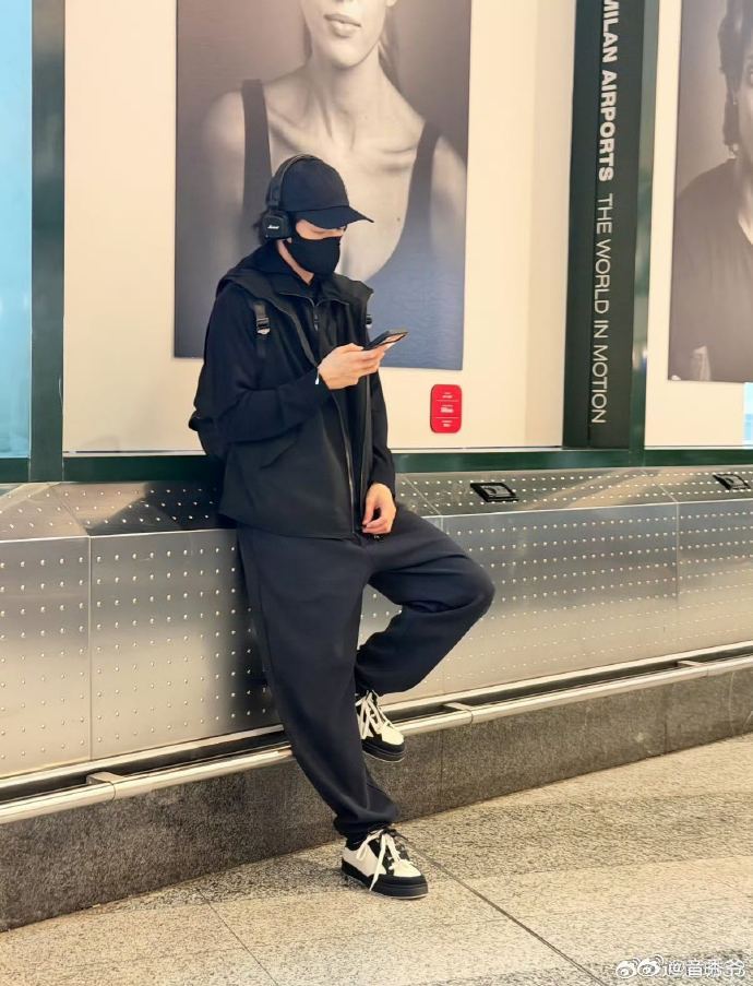 曾舜晞第二章回国 全黑造型也太帅了吧，低调随性还自带少年感，靠在栏杆上那一下直接